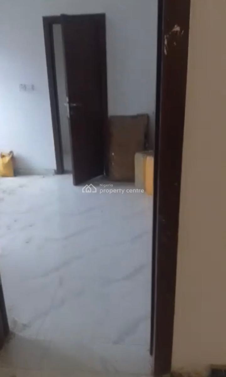 Spacious  2-bedrooms Flat  + Dinning+ Wardrobe on a Ground Floor, Maryland, Lagos, Flat / Apartment for Rent