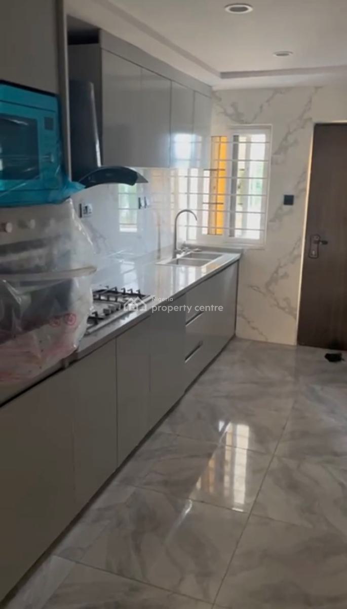 Spacious 3 Bedrooms Apartment + Bq, Off Admiralty Way, Lekki Phase 1, Lekki, Lagos, Flat / Apartment for Sale
