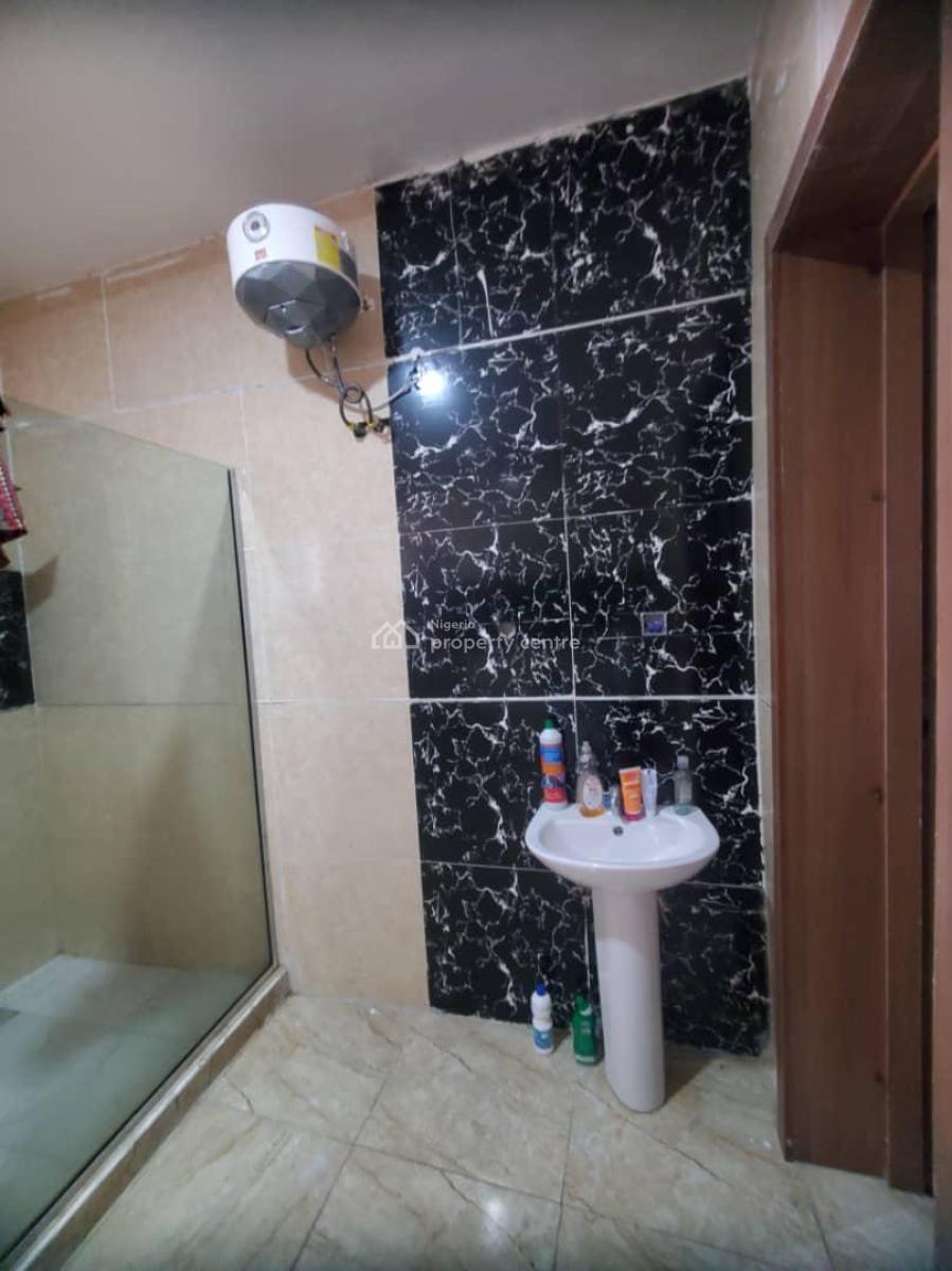 Spacious Furnished Master Bedroom Serviced, Royal Pine Estate, Orchid Road, Eleganza Bustop, Lekki, Lagos, Lekki Phase 2, Lekki, Lagos, Self Contain (single Rooms) for Rent