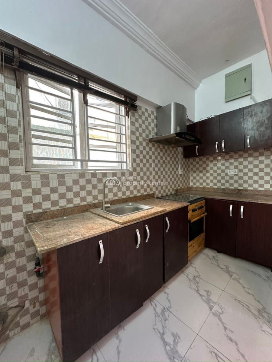 2 Bedroom Apartment with Spacious Compound, Lekki Phase 1, Lekki, Lagos, Flat / Apartment for Rent