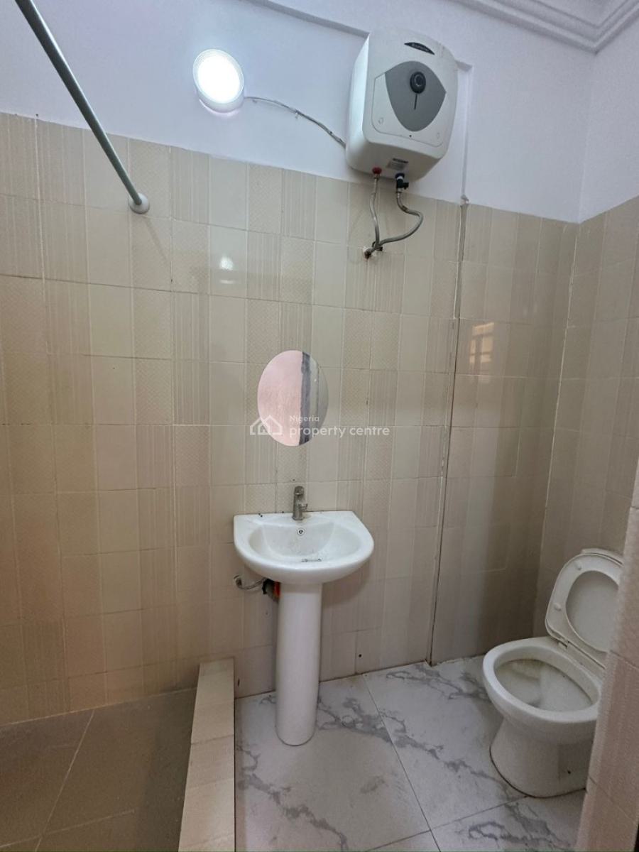 2 Bedroom Apartment with Spacious Compound, Lekki Phase 1, Lekki, Lagos, Flat / Apartment for Rent
