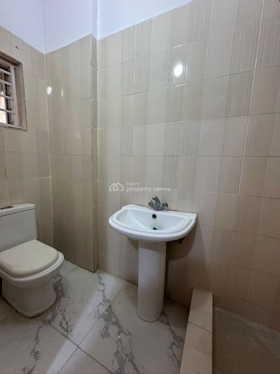 2 Bedroom Apartment with Spacious Compound, Lekki Phase 1, Lekki, Lagos, Flat / Apartment for Rent