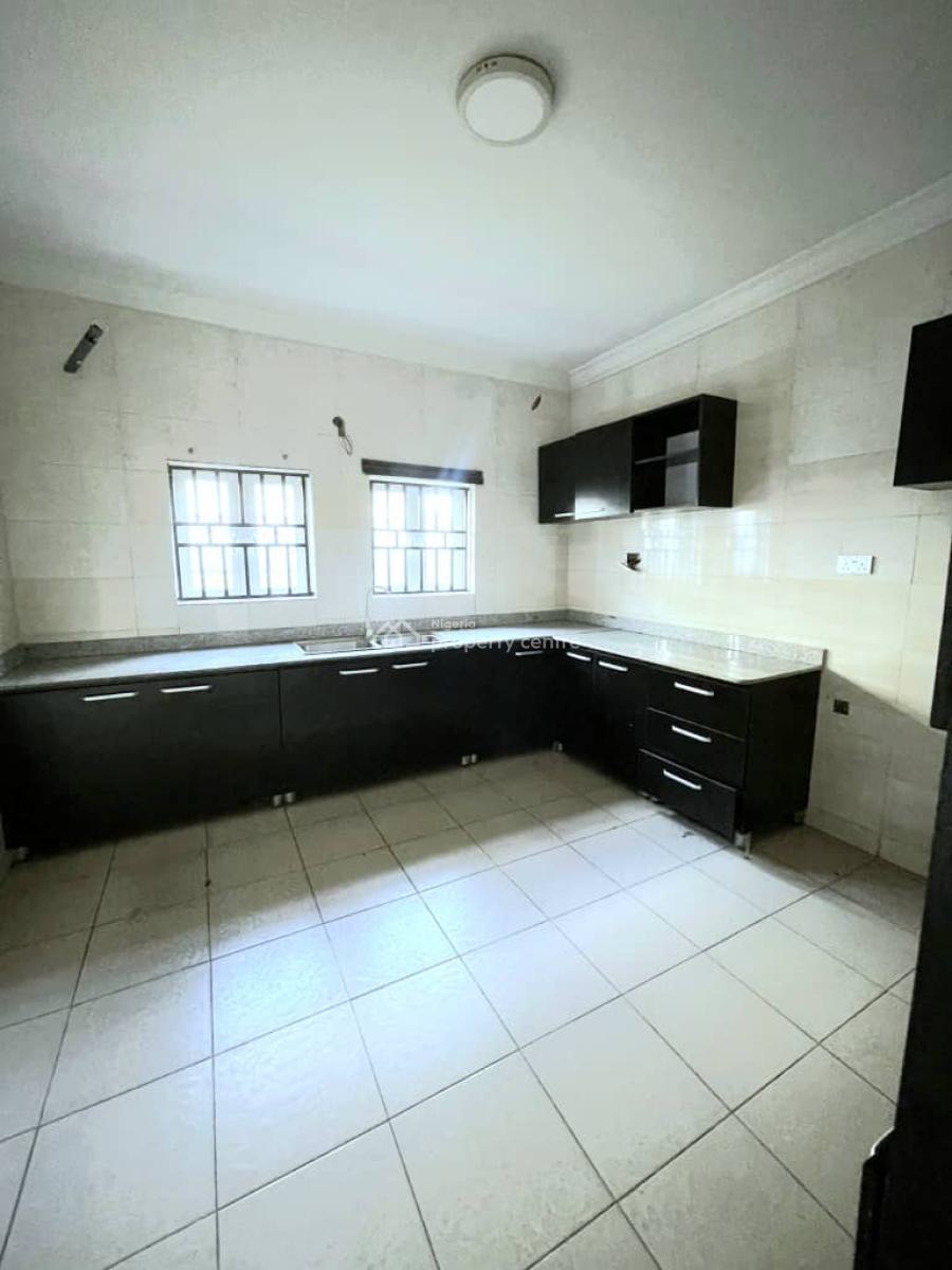Spacious 17-bedroom, Lekki Phase 1, Lekki, Lagos, Hotel / Guest House for Rent
