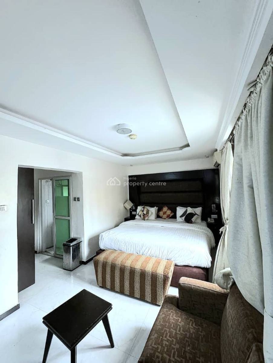 Spacious 17-bedroom, Lekki Phase 1, Lekki, Lagos, Hotel / Guest House for Rent