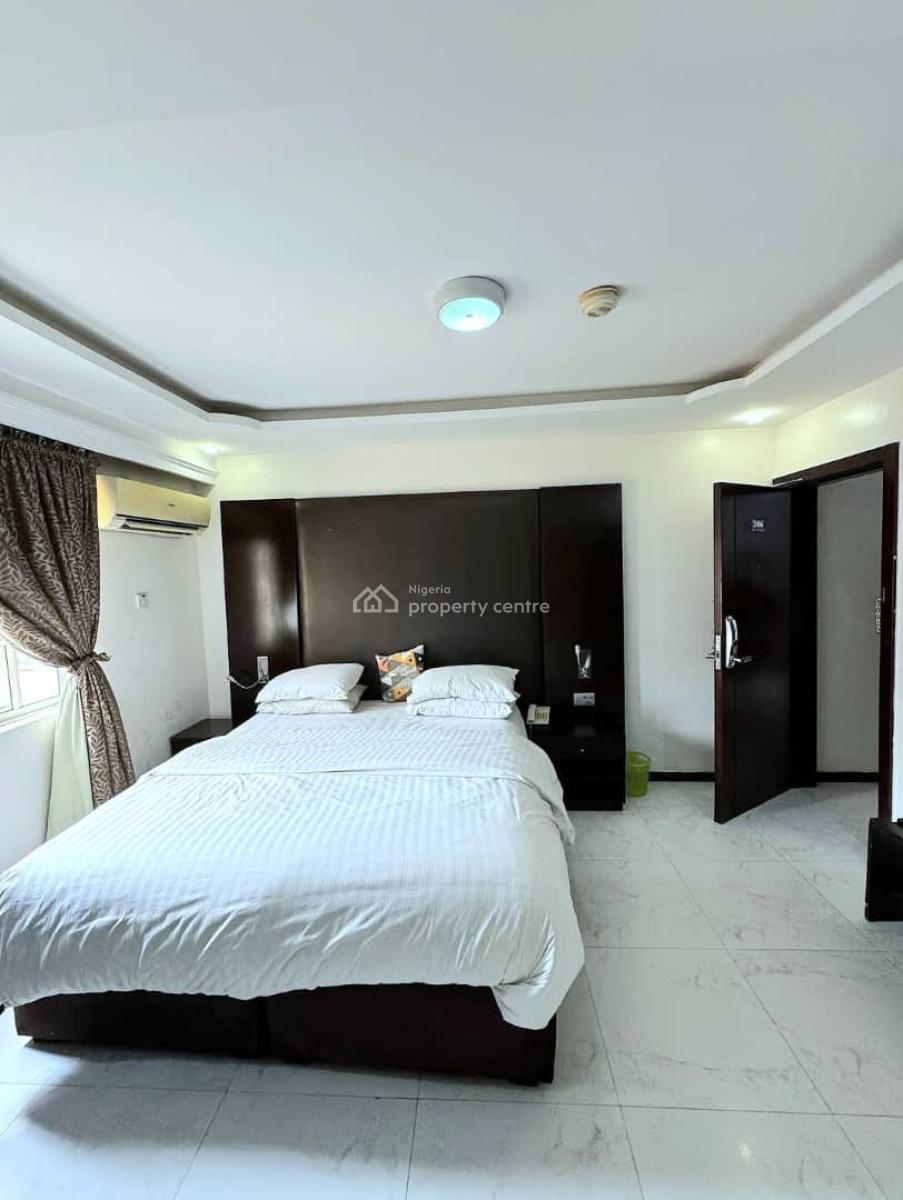 Spacious 17-bedroom, Lekki Phase 1, Lekki, Lagos, Hotel / Guest House for Rent