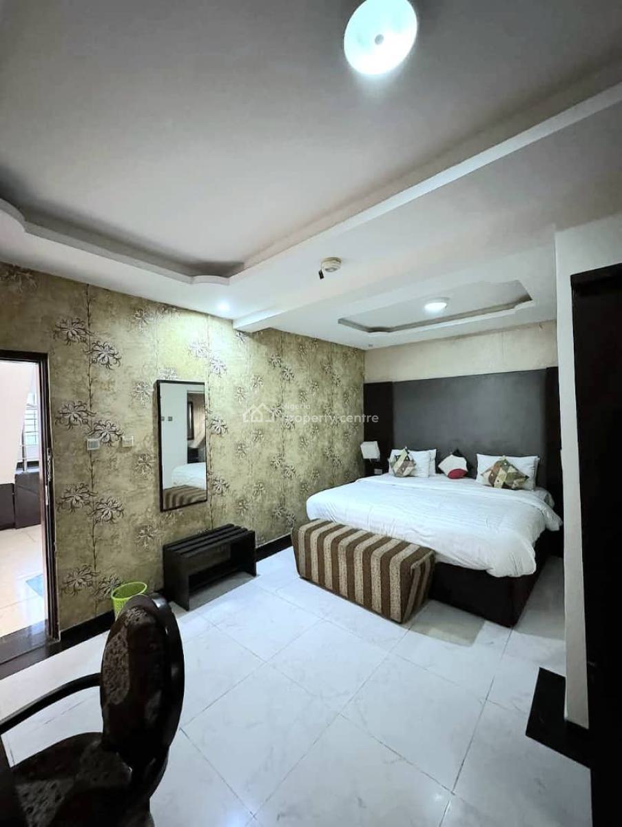 Spacious 17-bedroom, Lekki Phase 1, Lekki, Lagos, Hotel / Guest House for Rent