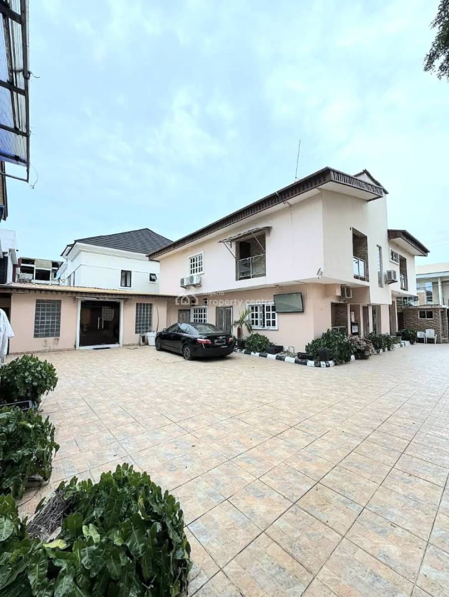 Spacious 17-bedroom, Lekki Phase 1, Lekki, Lagos, Hotel / Guest House for Rent