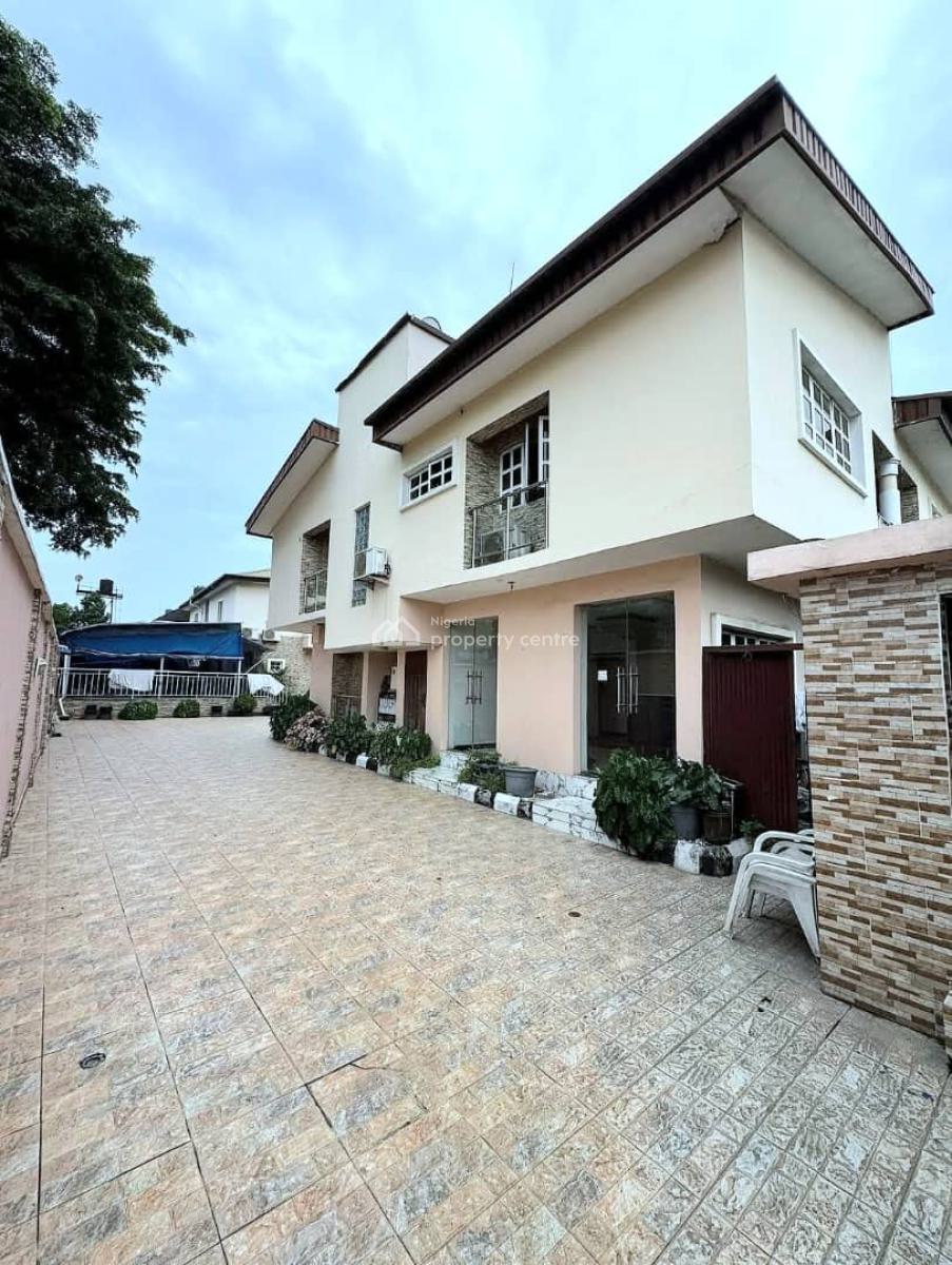 Spacious 17-bedroom, Lekki Phase 1, Lekki, Lagos, Hotel / Guest House for Rent