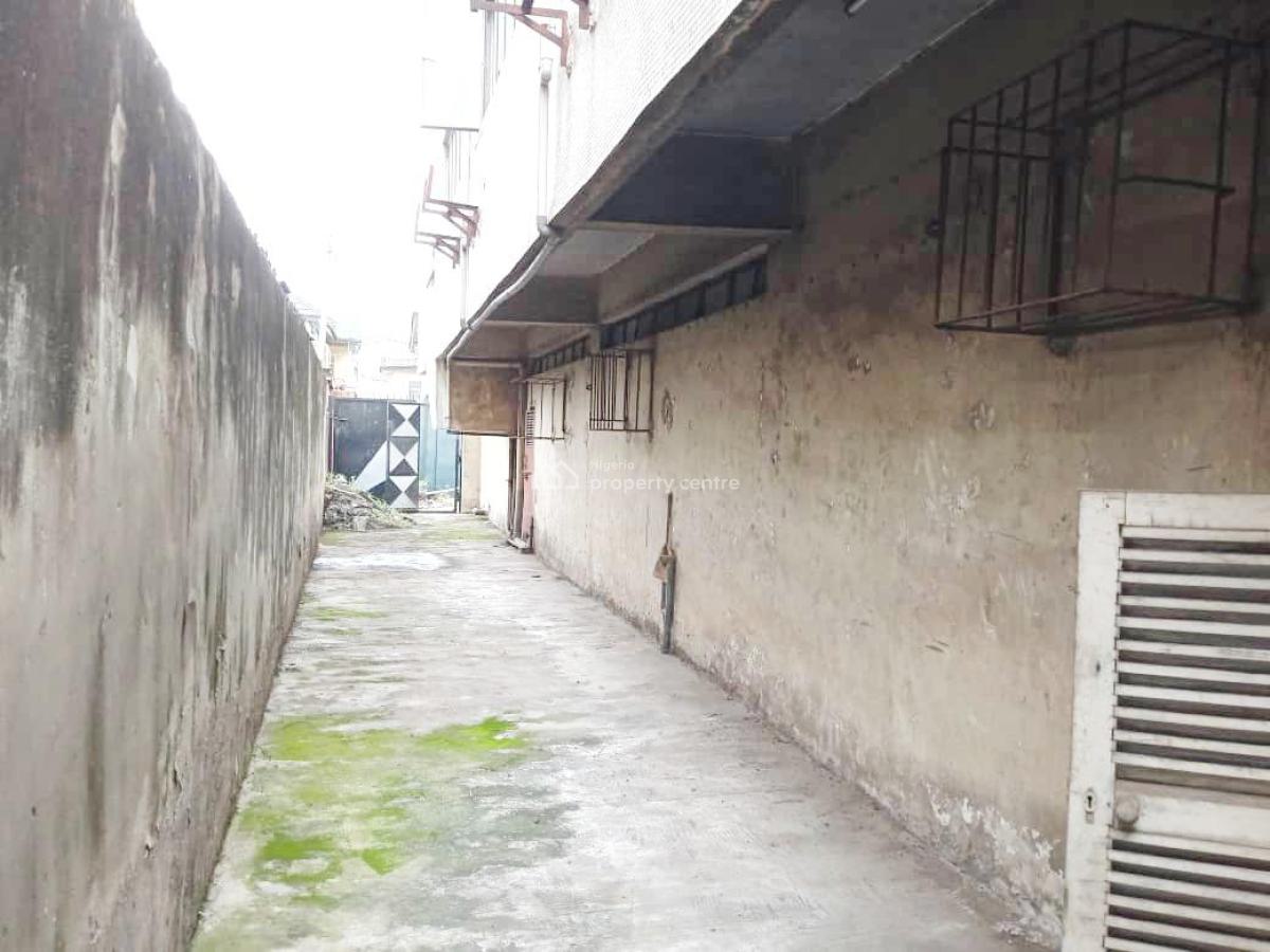 Well Maintained Vacant 4th Floor Office, Opebi, Ikeja, Lagos, Office Space for Sale