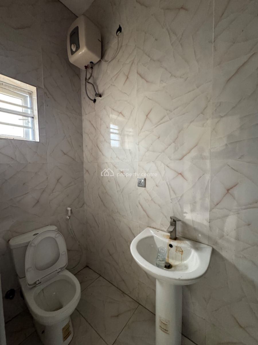 𝐌𝐀𝐈𝐍𝐓𝐀𝐈𝐍𝐄𝐃 4 𝐁𝐄𝐃𝐑𝐎𝐎𝐌 𝐓𝐄𝐑𝐑𝐀𝐂𝐄 𝐃𝐔𝐏𝐋𝐄𝐗, Ikota, Lekki, Lagos, Terraced Duplex for Rent