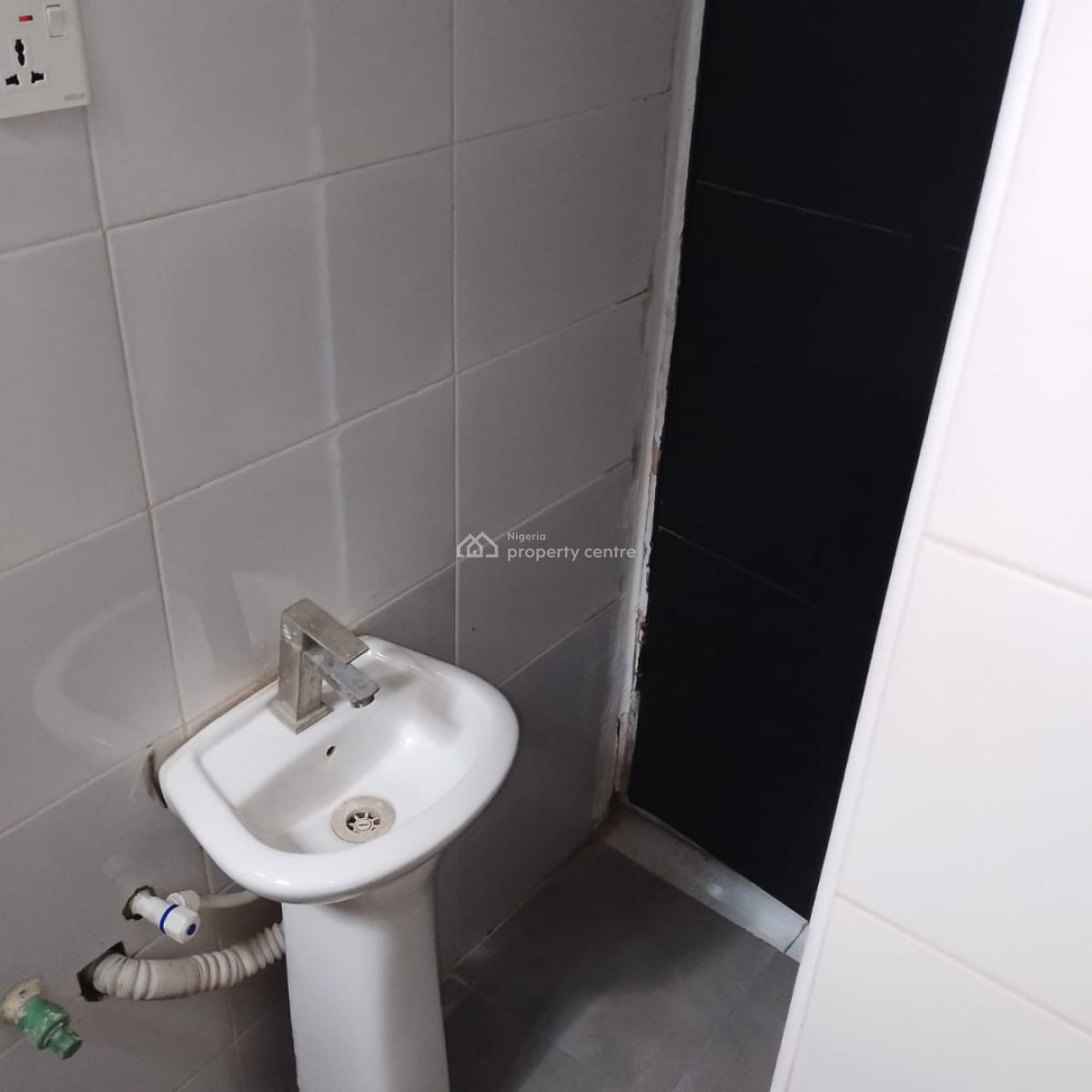Serviced 2bedroom Flat Upstairs, Ologolo, Lekki, Lagos, Flat / Apartment for Rent