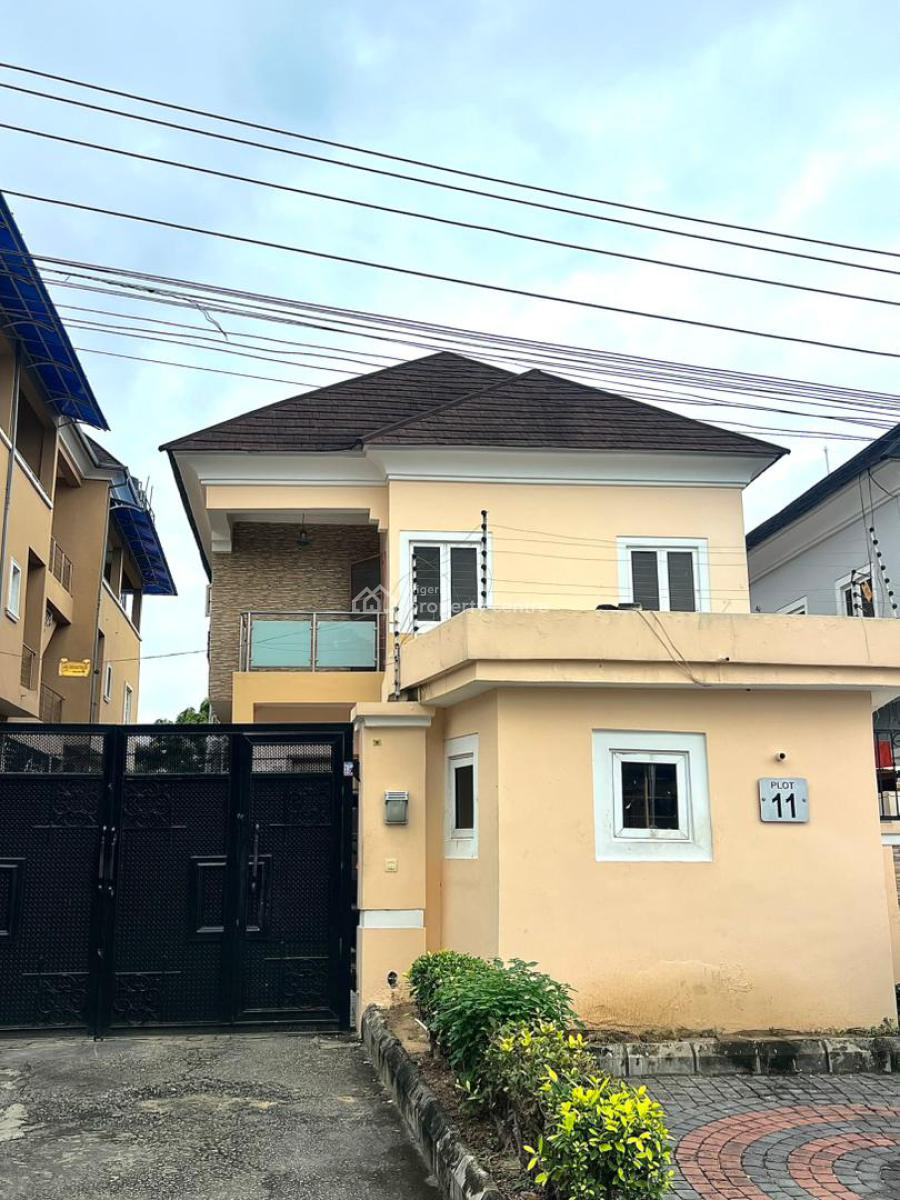 Well-designed 3-bedroom Apartment with a Bq, Lekki Phase 1, Lekki, Lagos, Flat / Apartment for Rent