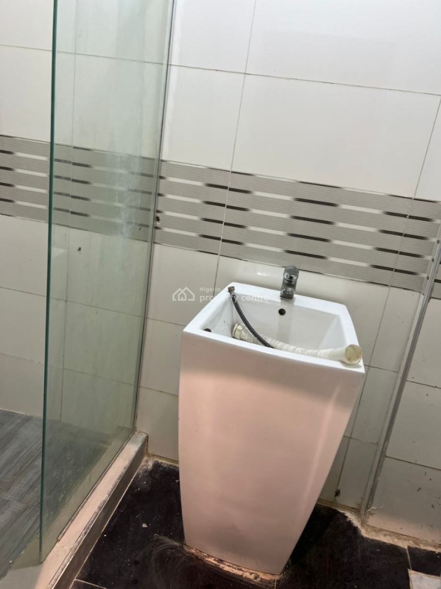 Serviced and Standard 2bed Flat  Upstairs, Lekki Right, Lekki Phase 1, Lekki, Lagos, Flat / Apartment for Rent