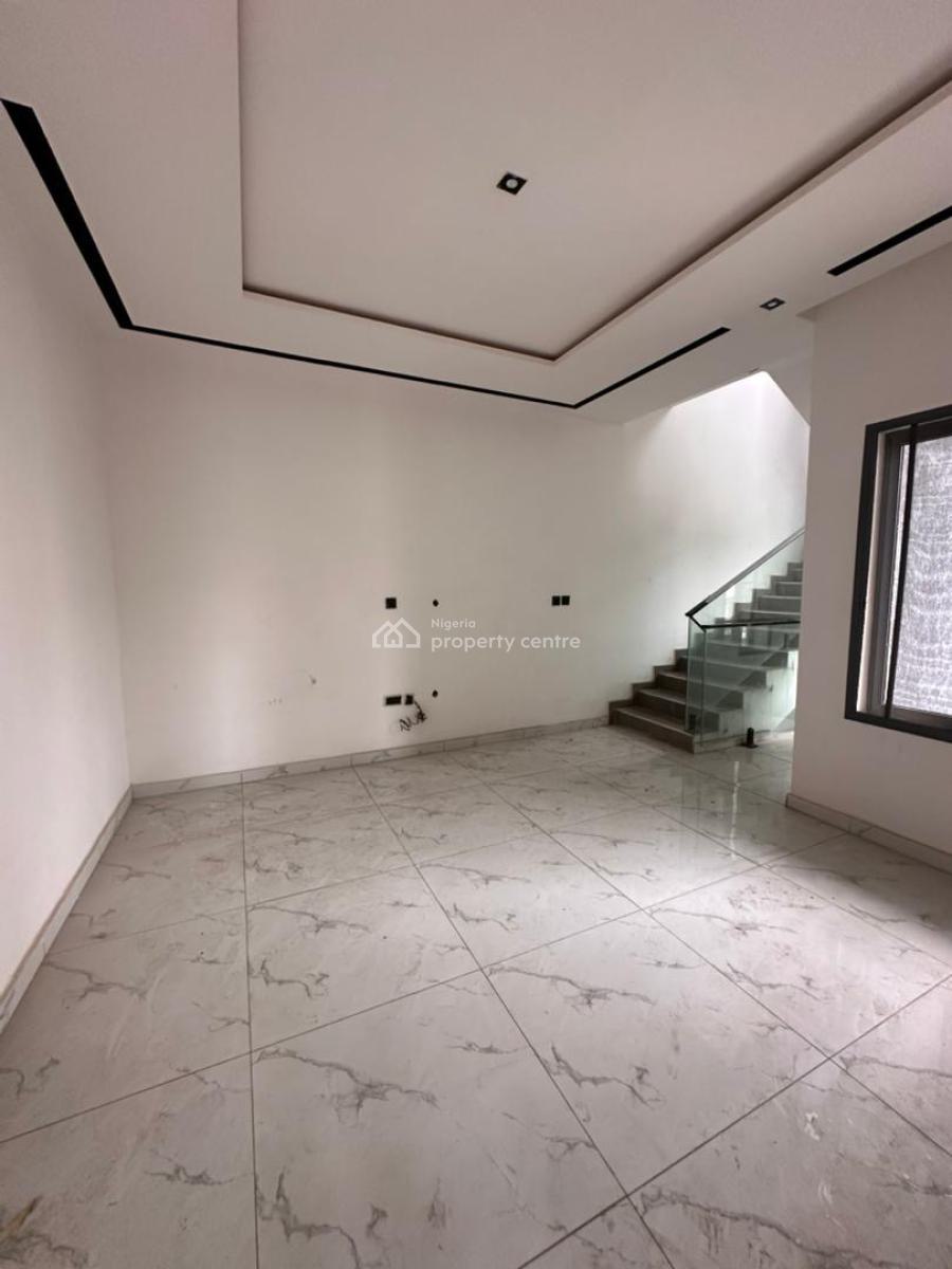 4 Bedroom Apartment in a Good Compound, Lekki Phase 1, Lekki, Lagos, Flat / Apartment for Rent