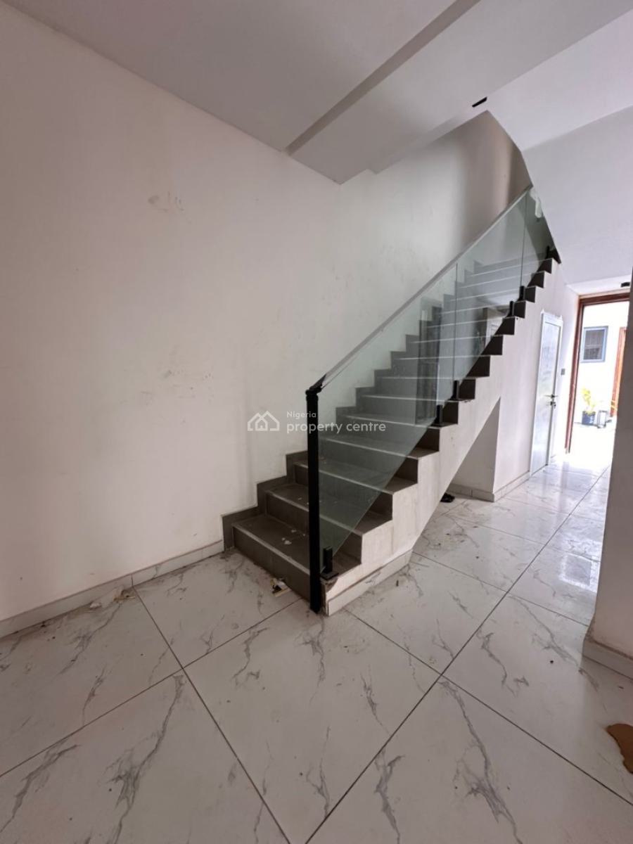4 Bedroom Apartment in a Good Compound, Lekki Phase 1, Lekki, Lagos, Flat / Apartment for Rent