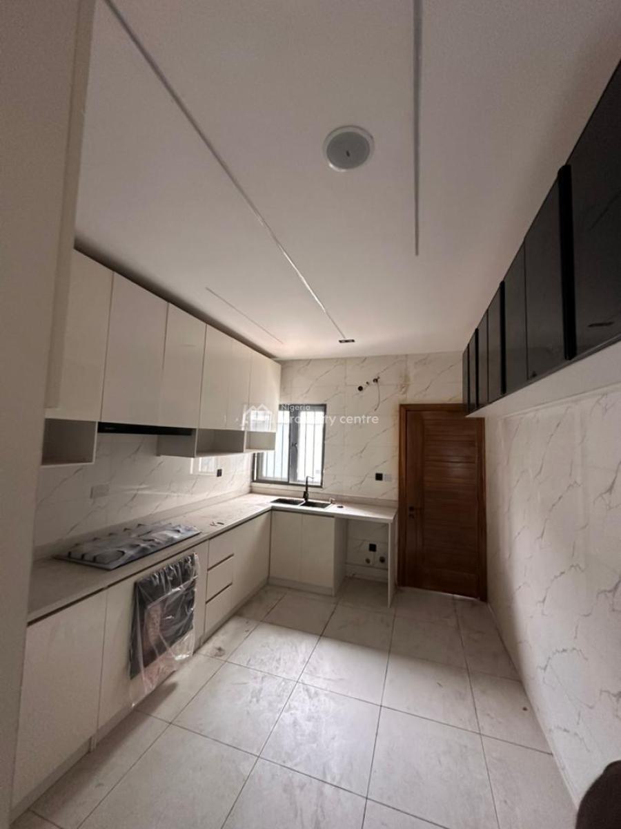 4 Bedroom Apartment in a Good Compound, Lekki Phase 1, Lekki, Lagos, Flat / Apartment for Rent