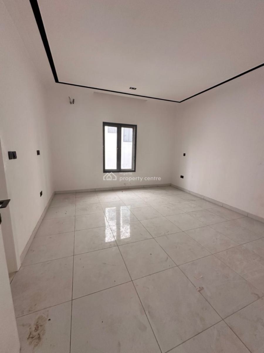 4 Bedroom Apartment in a Good Compound, Lekki Phase 1, Lekki, Lagos, Flat / Apartment for Rent