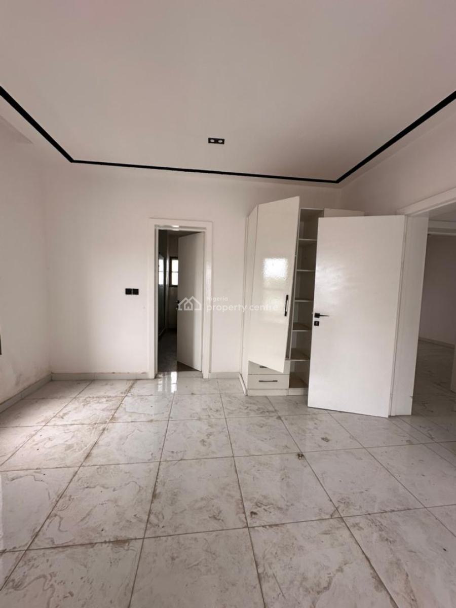 4 Bedroom Apartment in a Good Compound, Lekki Phase 1, Lekki, Lagos, Flat / Apartment for Rent