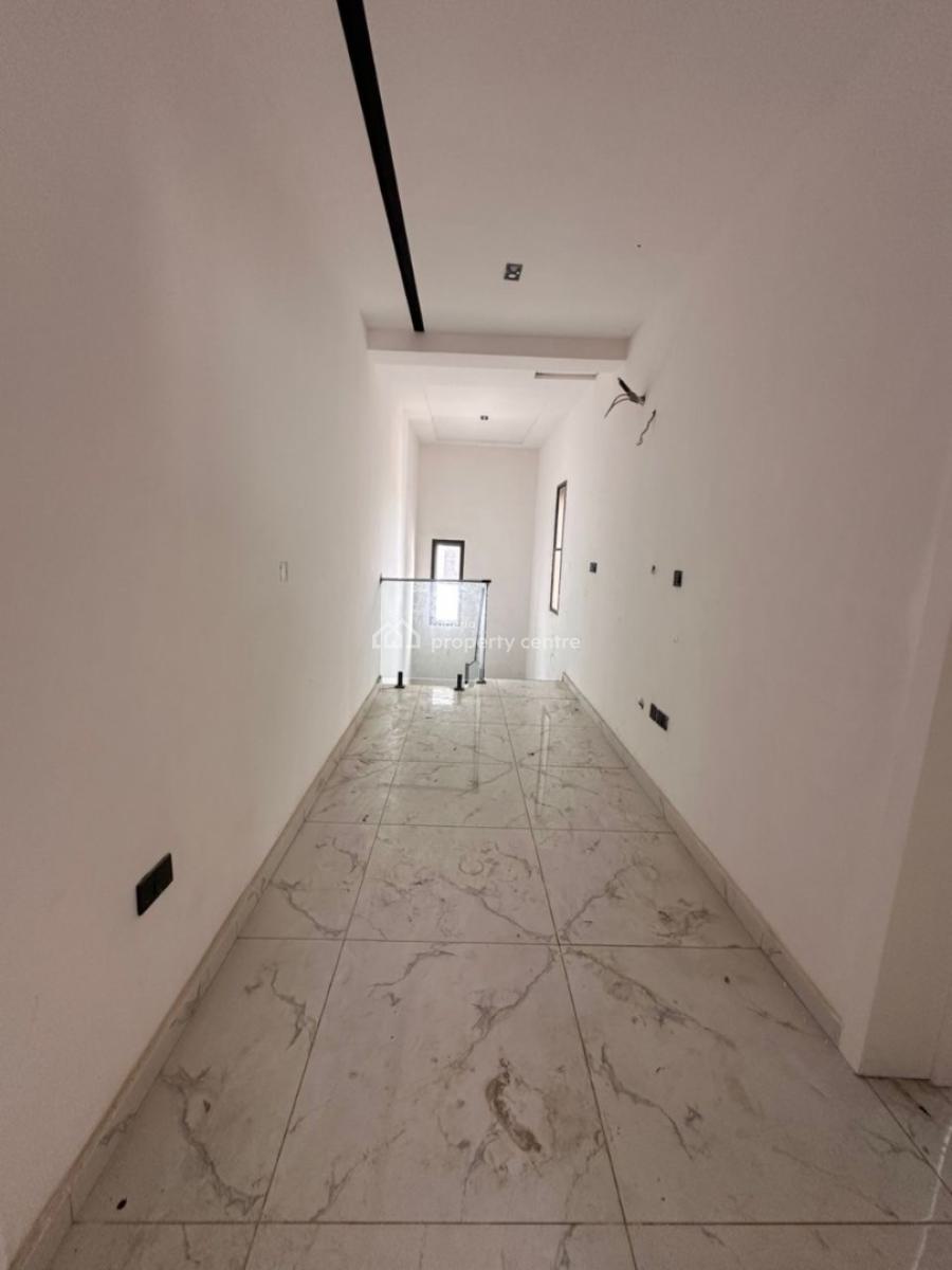 4 Bedroom Apartment in a Good Compound, Lekki Phase 1, Lekki, Lagos, Flat / Apartment for Rent