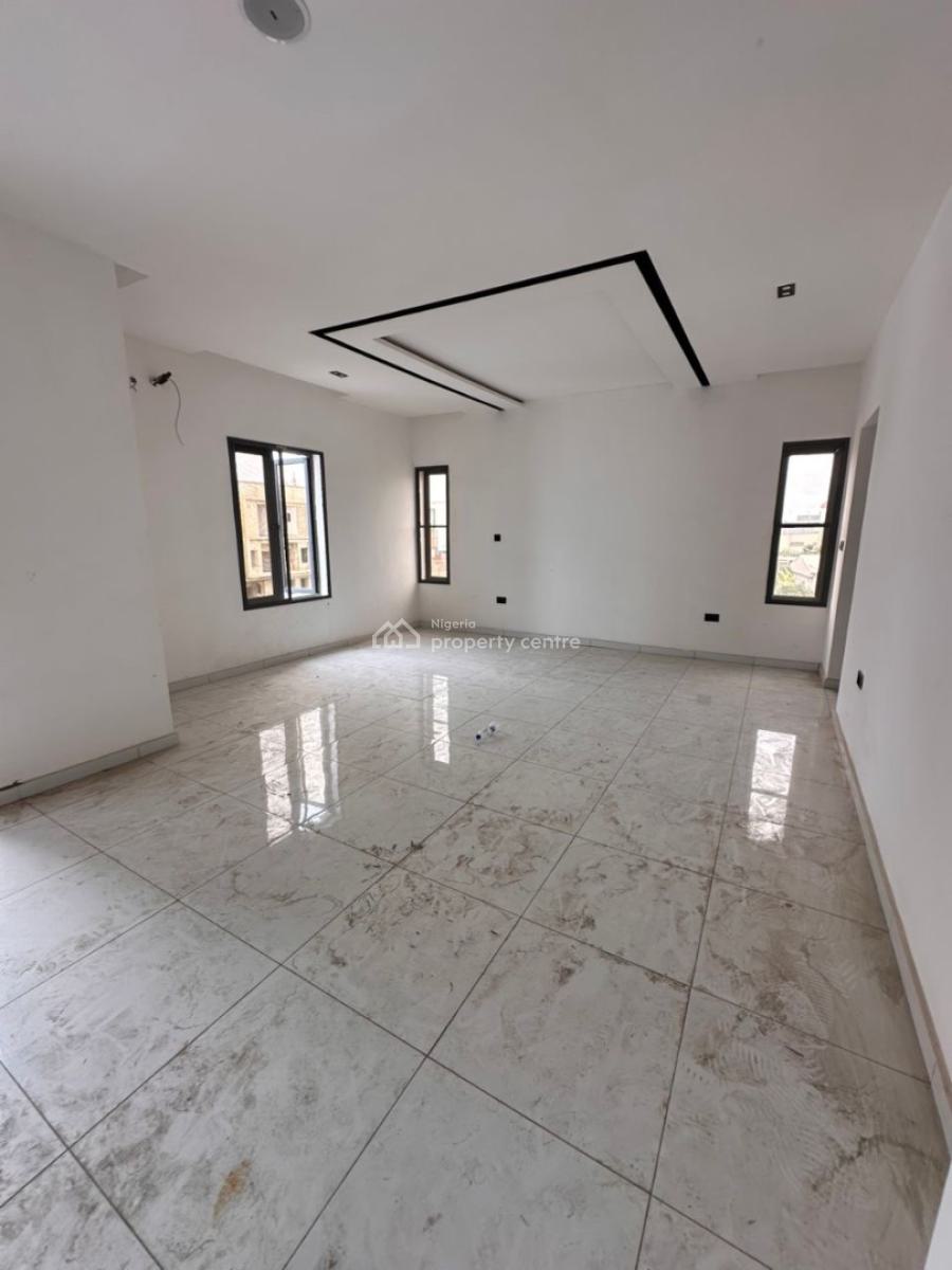 4 Bedroom Apartment in a Good Compound, Lekki Phase 1, Lekki, Lagos, Flat / Apartment for Rent