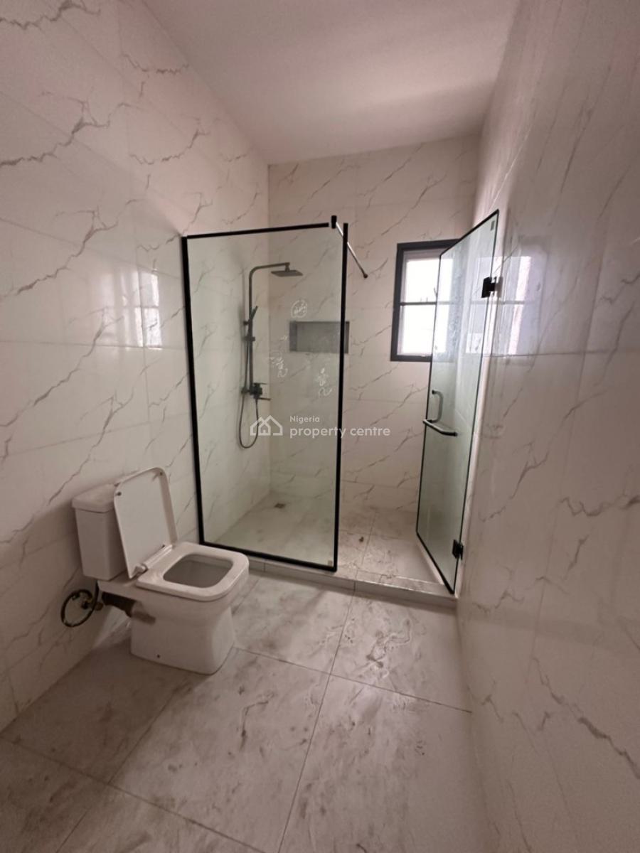 4 Bedroom Apartment in a Good Compound, Lekki Phase 1, Lekki, Lagos, Flat / Apartment for Rent