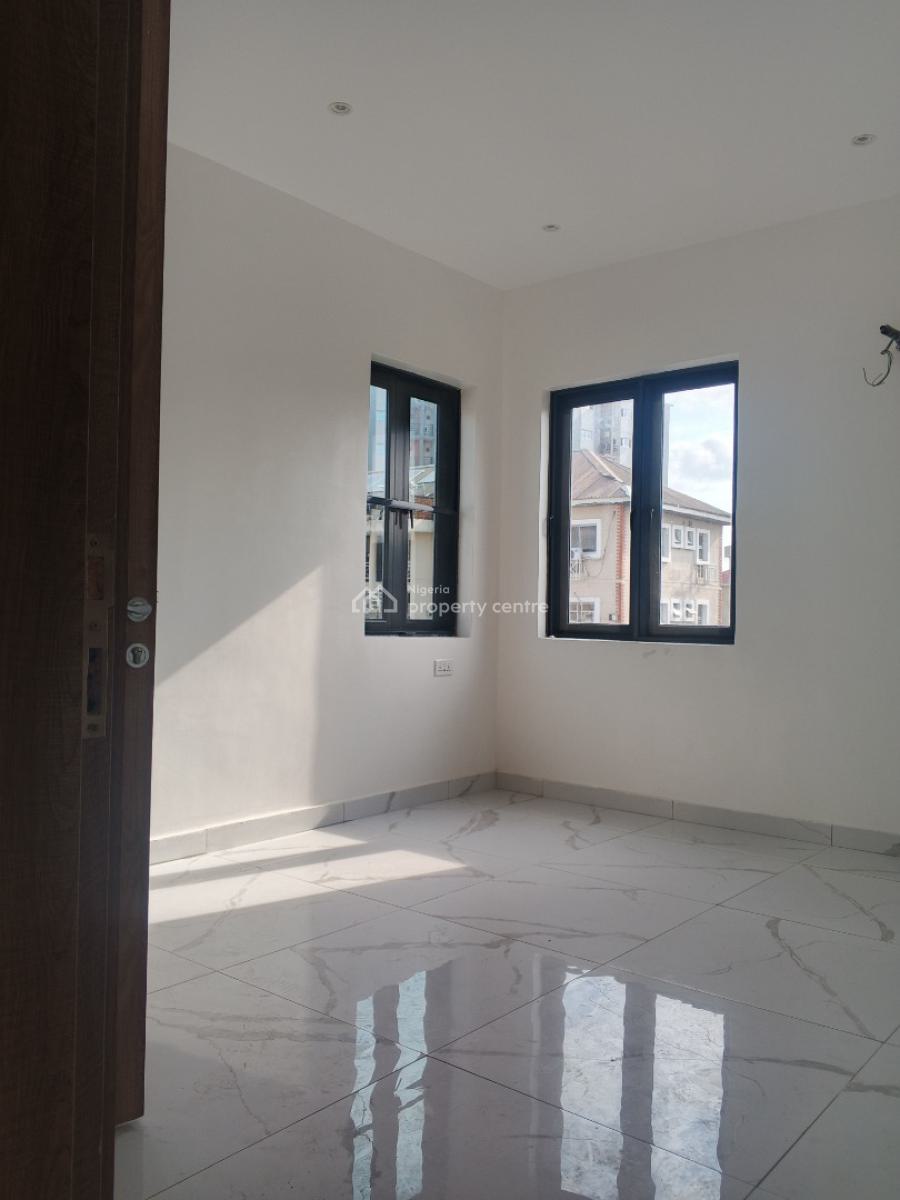 Semi Furnished Three Bedroom Apartment Available, Alagomeji, Yaba, Lagos, Flat / Apartment for Rent