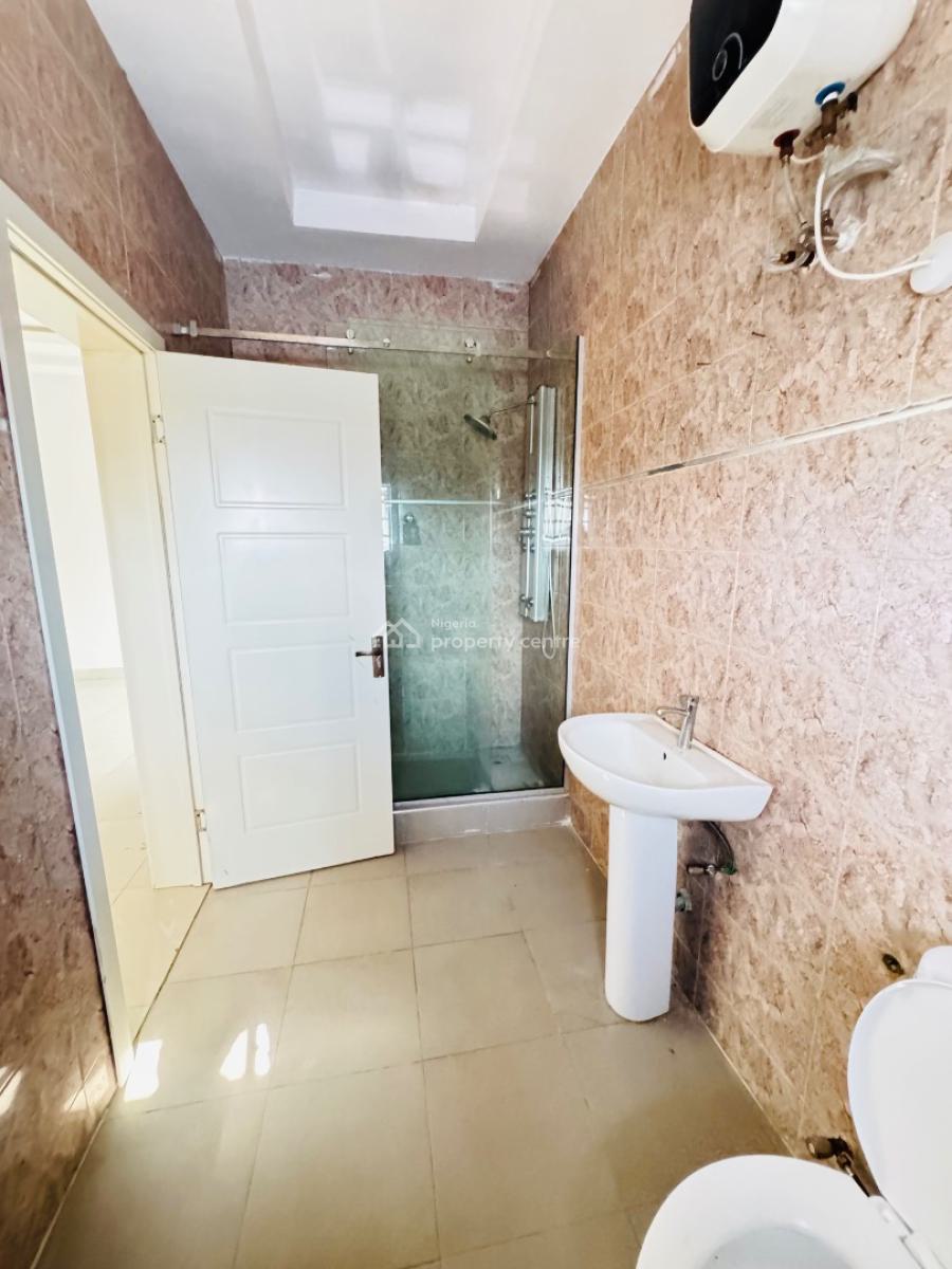 Spacious Master Bedroom (shared Apartment), Orchid Road, Lekki, Lagos, Self Contain (single Rooms) for Rent