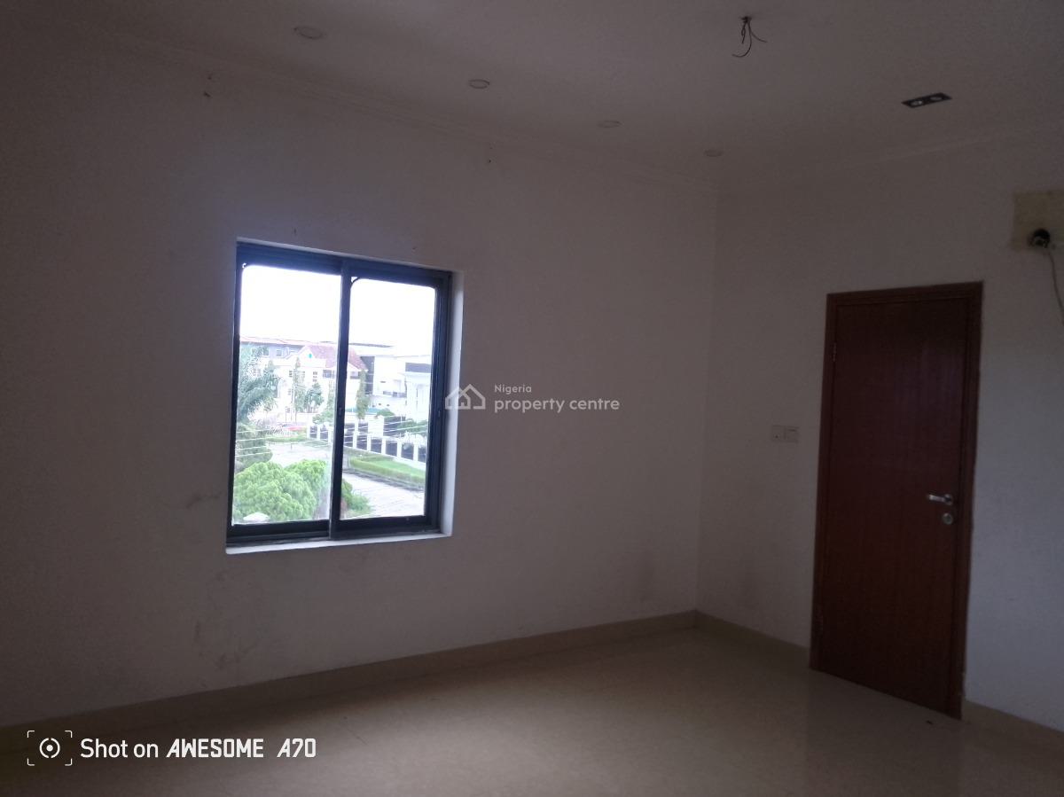 Spacious 3 Bedroom Flat with Bq Upstairs, Admiralty, Lekki Phase 1, Lekki, Lagos, Flat / Apartment for Rent