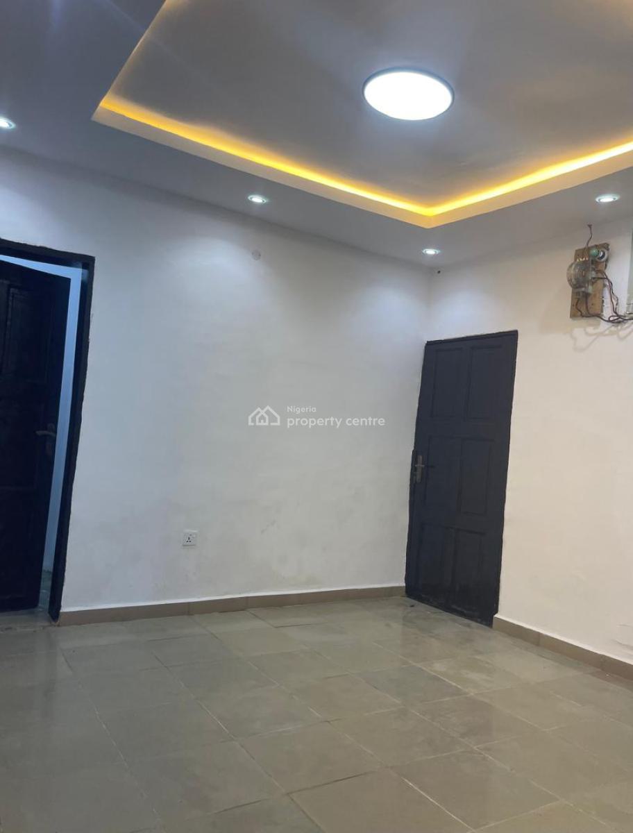 Nice 3 Bedrooms Apartment, Yaba, Lagos, Flat / Apartment for Rent