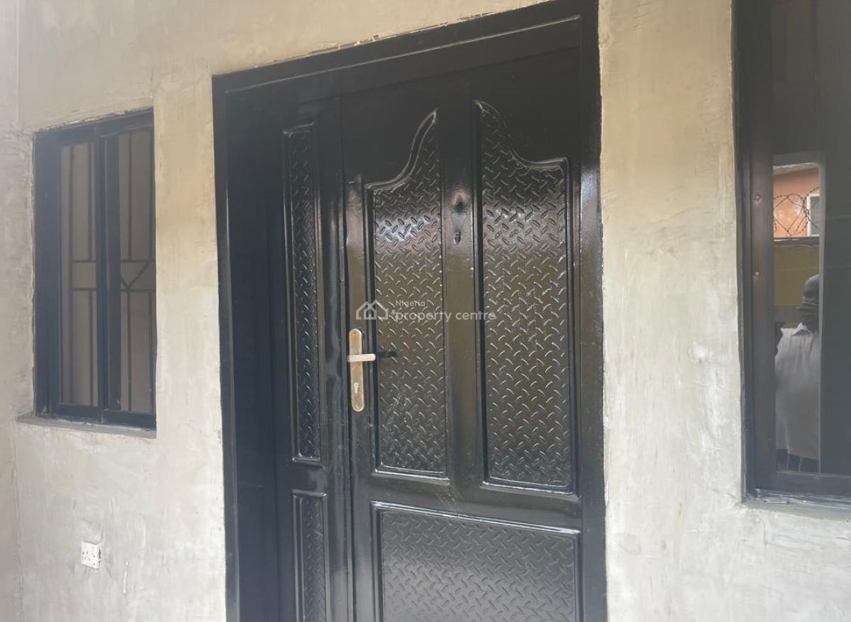 Nice 3 Bedrooms Apartment, Yaba, Lagos, Flat / Apartment for Rent