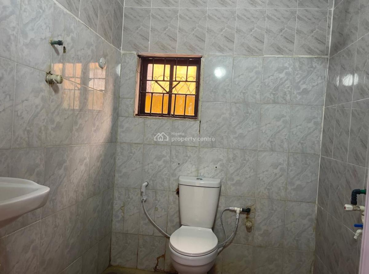 Nice 3 Bedrooms Apartment, Yaba, Lagos, Flat / Apartment for Rent