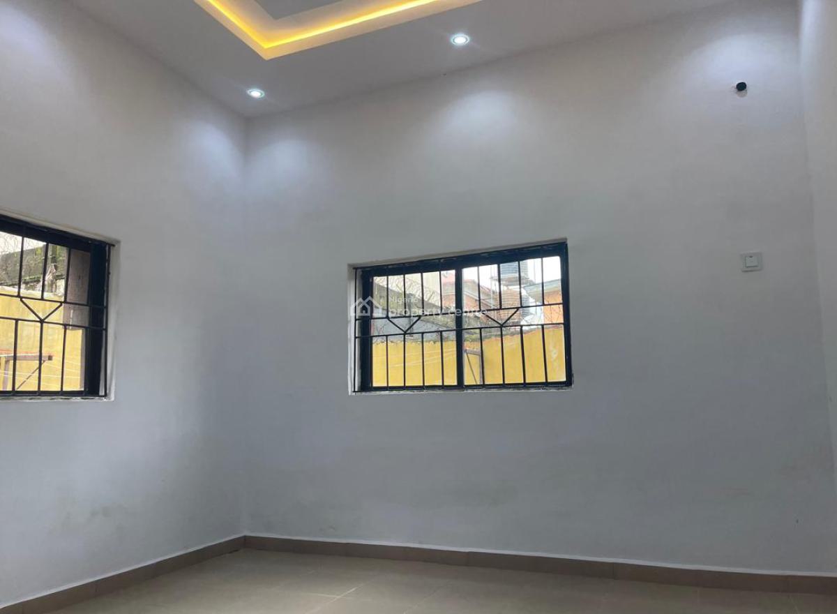 Nice 3 Bedrooms Apartment, Yaba, Lagos, Flat / Apartment for Rent