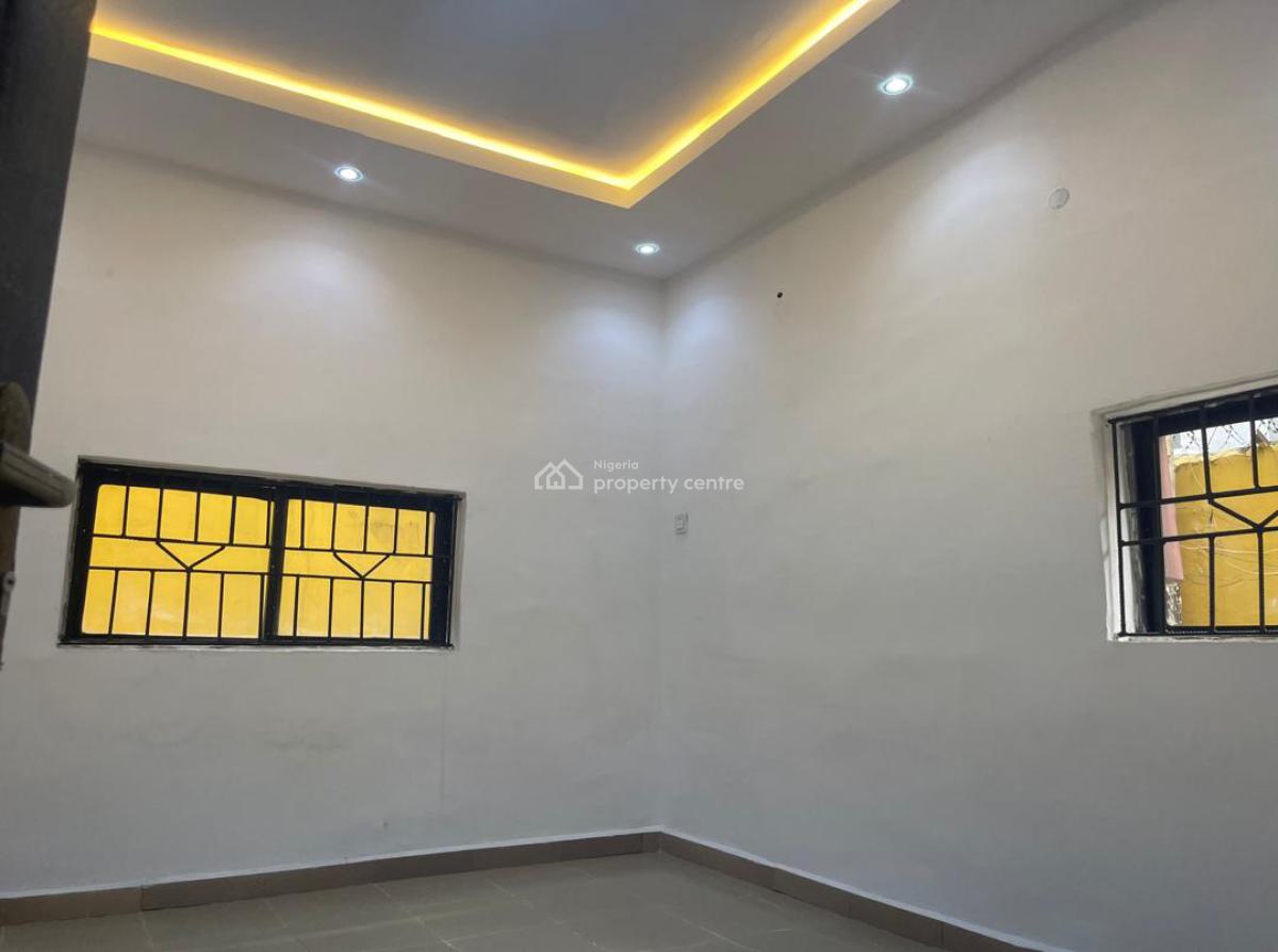 Nice 3 Bedrooms Apartment, Yaba, Lagos, Flat / Apartment for Rent