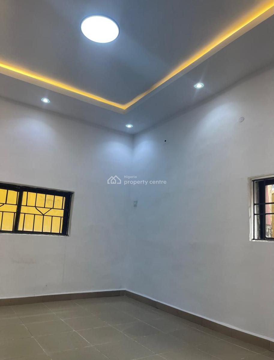 Nice 3 Bedrooms Apartment, Yaba, Lagos, Flat / Apartment for Rent