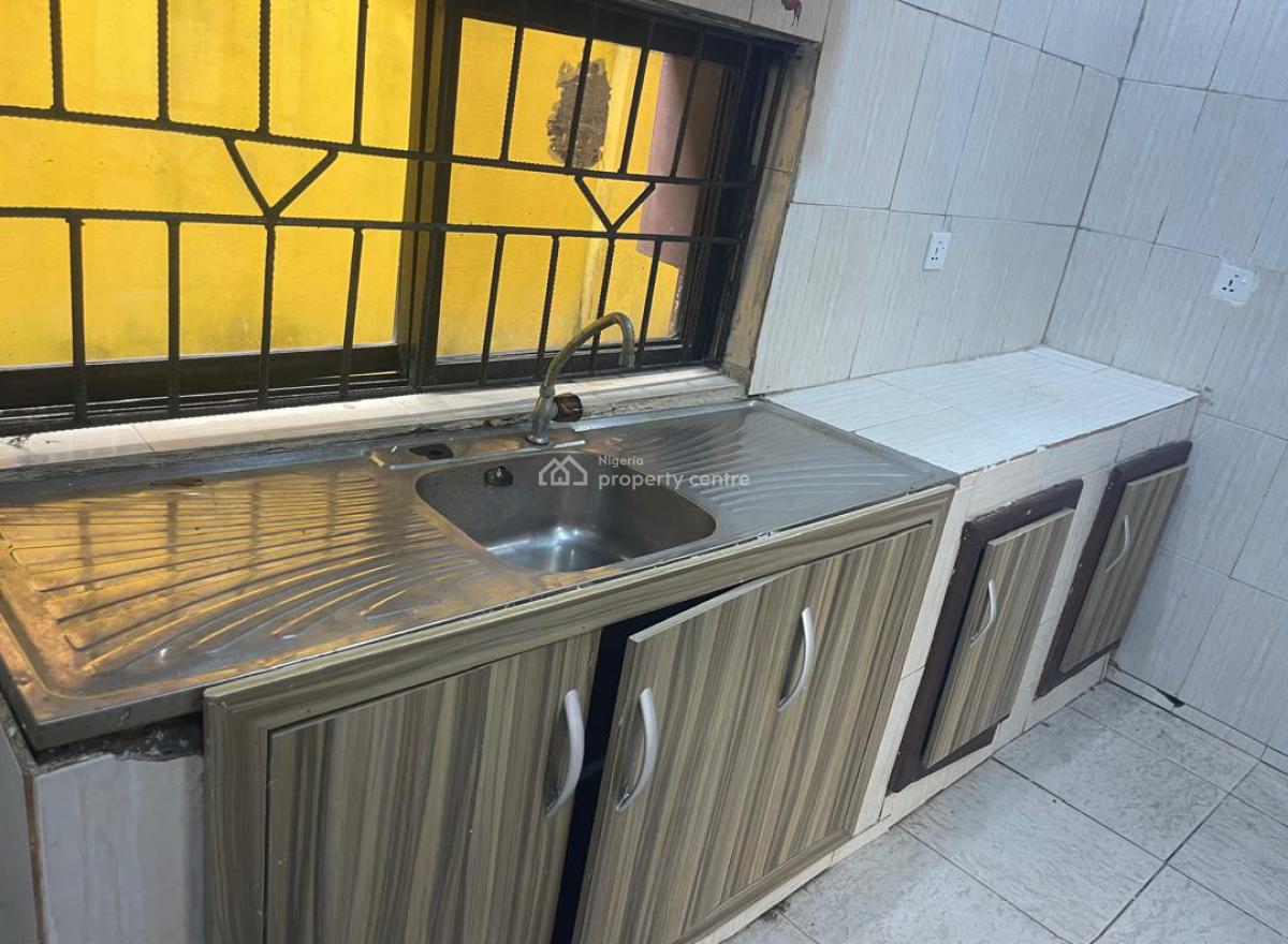 Nice 3 Bedrooms Apartment, Yaba, Lagos, Flat / Apartment for Rent