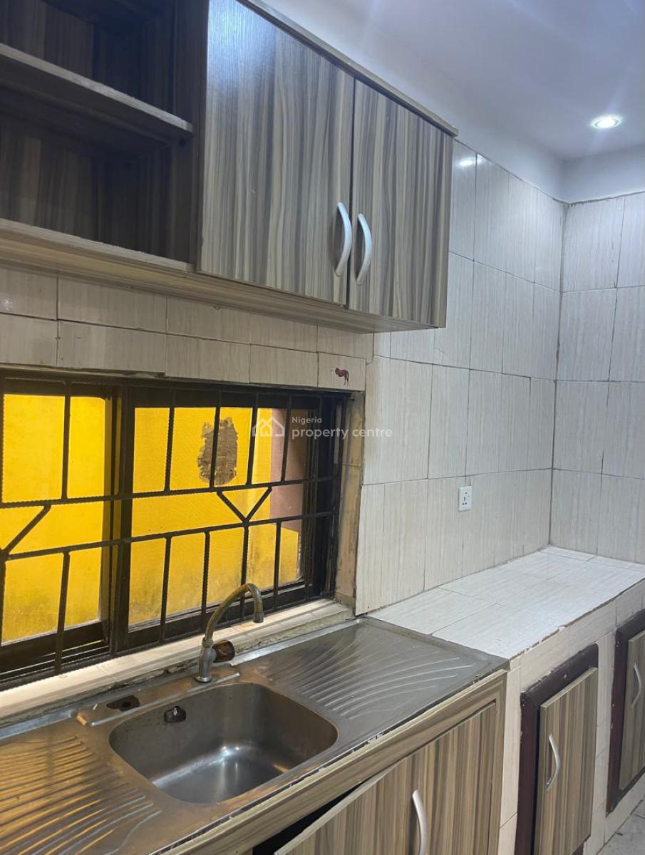 Nice 3 Bedrooms Apartment, Yaba, Lagos, Flat / Apartment for Rent