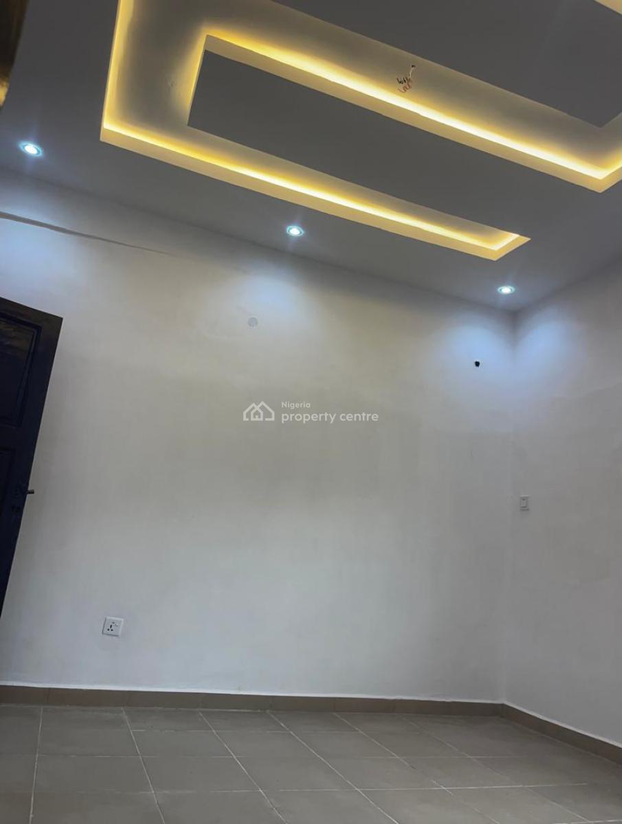 Nice 3 Bedrooms Apartment, Yaba, Lagos, Flat / Apartment for Rent