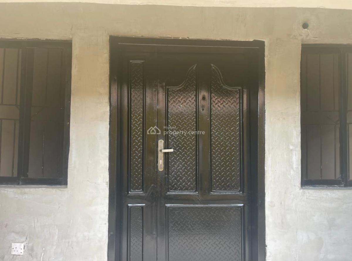 Nice 3 Bedrooms Apartment, Yaba, Lagos, Flat / Apartment for Rent