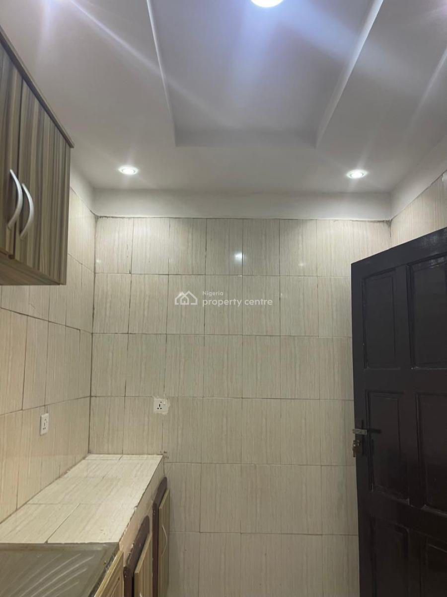 Nice 3 Bedrooms Apartment, Yaba, Lagos, Flat / Apartment for Rent