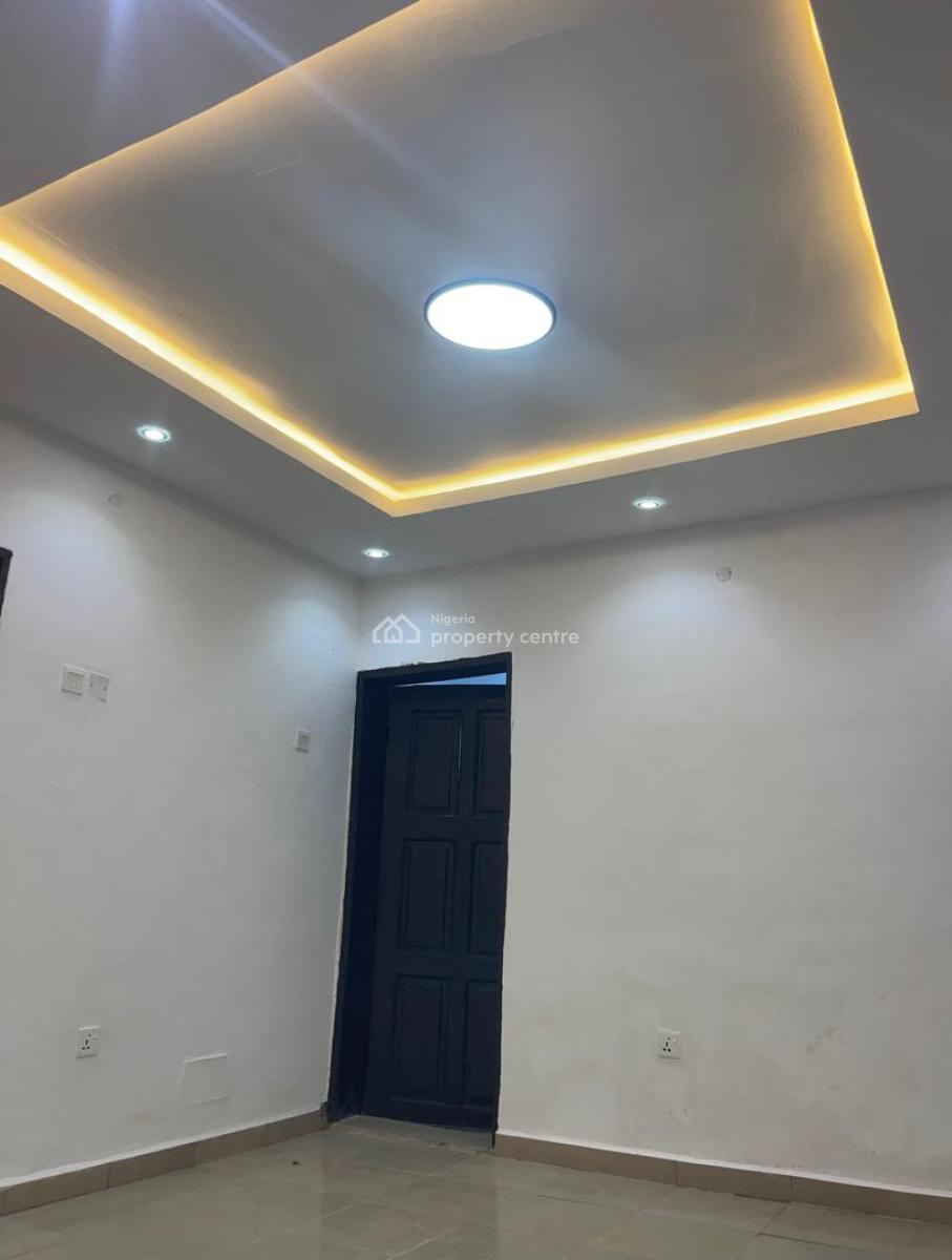 Nice 3 Bedrooms Apartment, Yaba, Lagos, Flat / Apartment for Rent