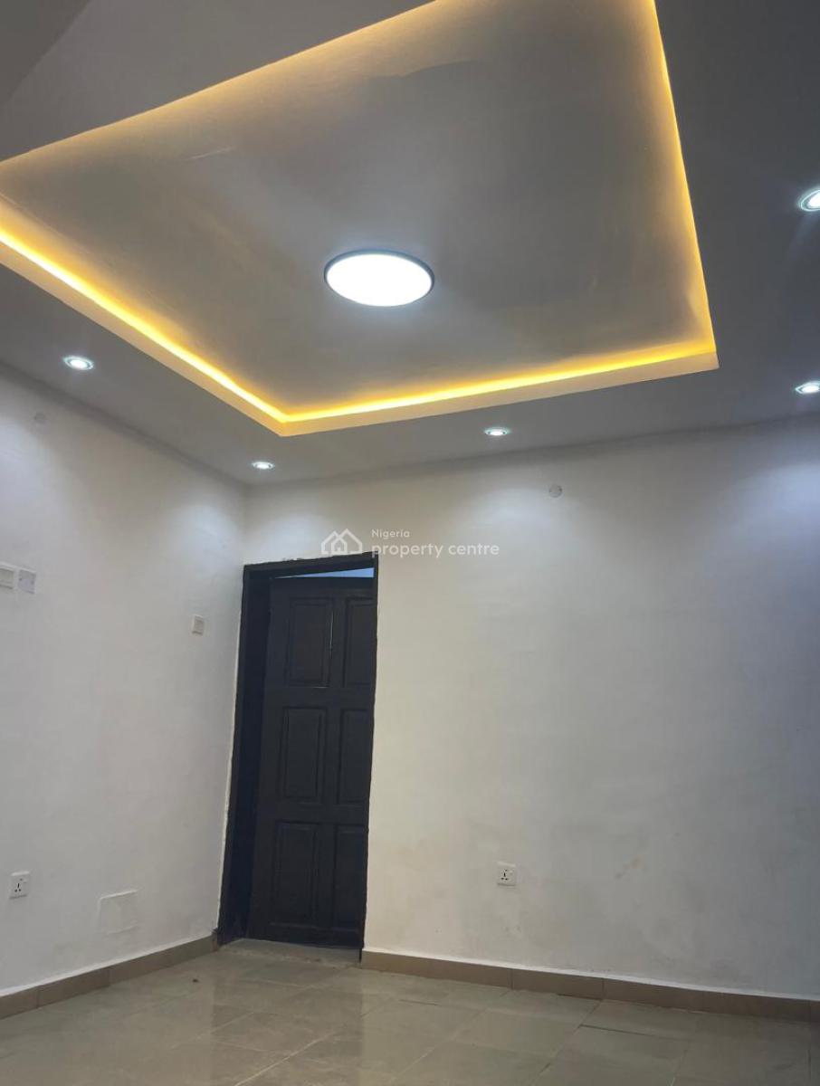 Nice 3 Bedrooms Apartment, Yaba, Lagos, Flat / Apartment for Rent