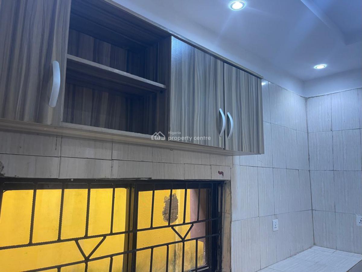 Nice 3 Bedrooms Apartment, Yaba, Lagos, Flat / Apartment for Rent