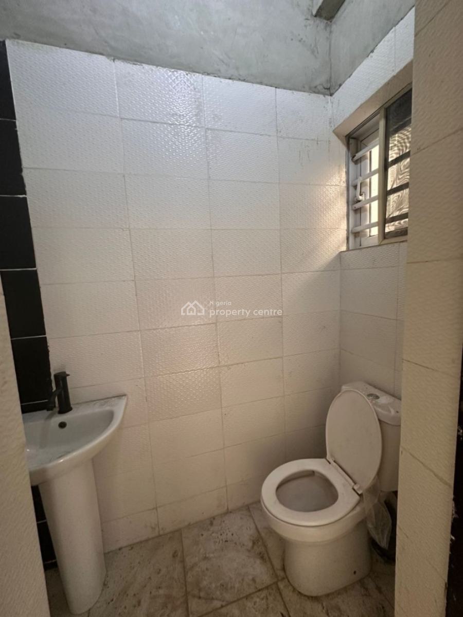 Spacious 2 Bedroom Apartment in a Good Compound, Agungi, Lekki, Lagos, Flat / Apartment for Rent