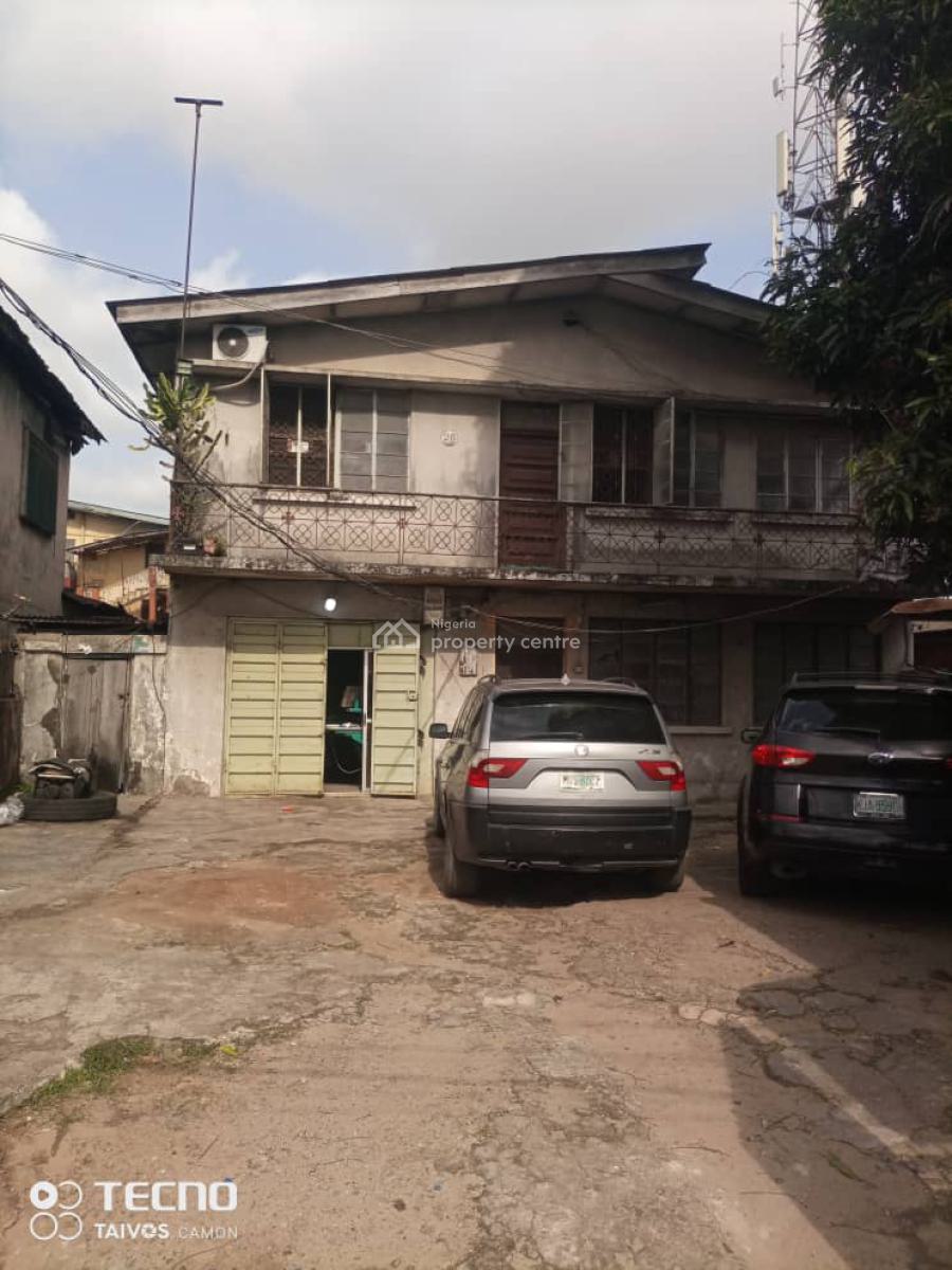 a Demolishable Building  on 800sqm, Onipanu, Shomolu, Lagos, Block of Flats for Sale