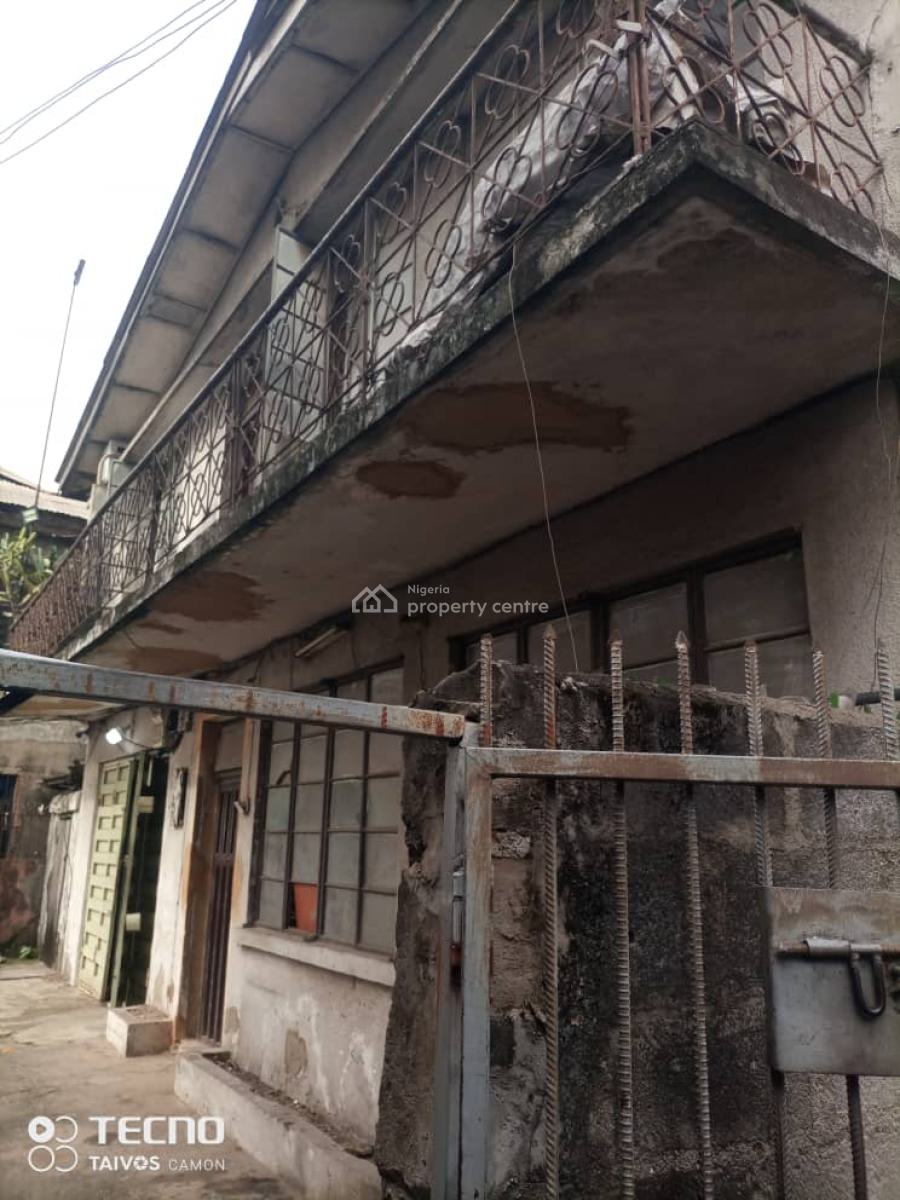 a Demolishable Building  on 800sqm, Onipanu, Shomolu, Lagos, Block of Flats for Sale