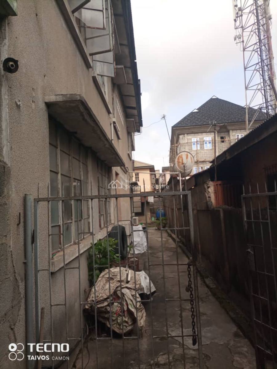 a Demolishable Building  on 800sqm, Onipanu, Shomolu, Lagos, Block of Flats for Sale