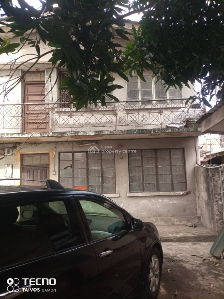 a Demolishable Building  on 800sqm, Onipanu, Shomolu, Lagos, Block of Flats for Sale
