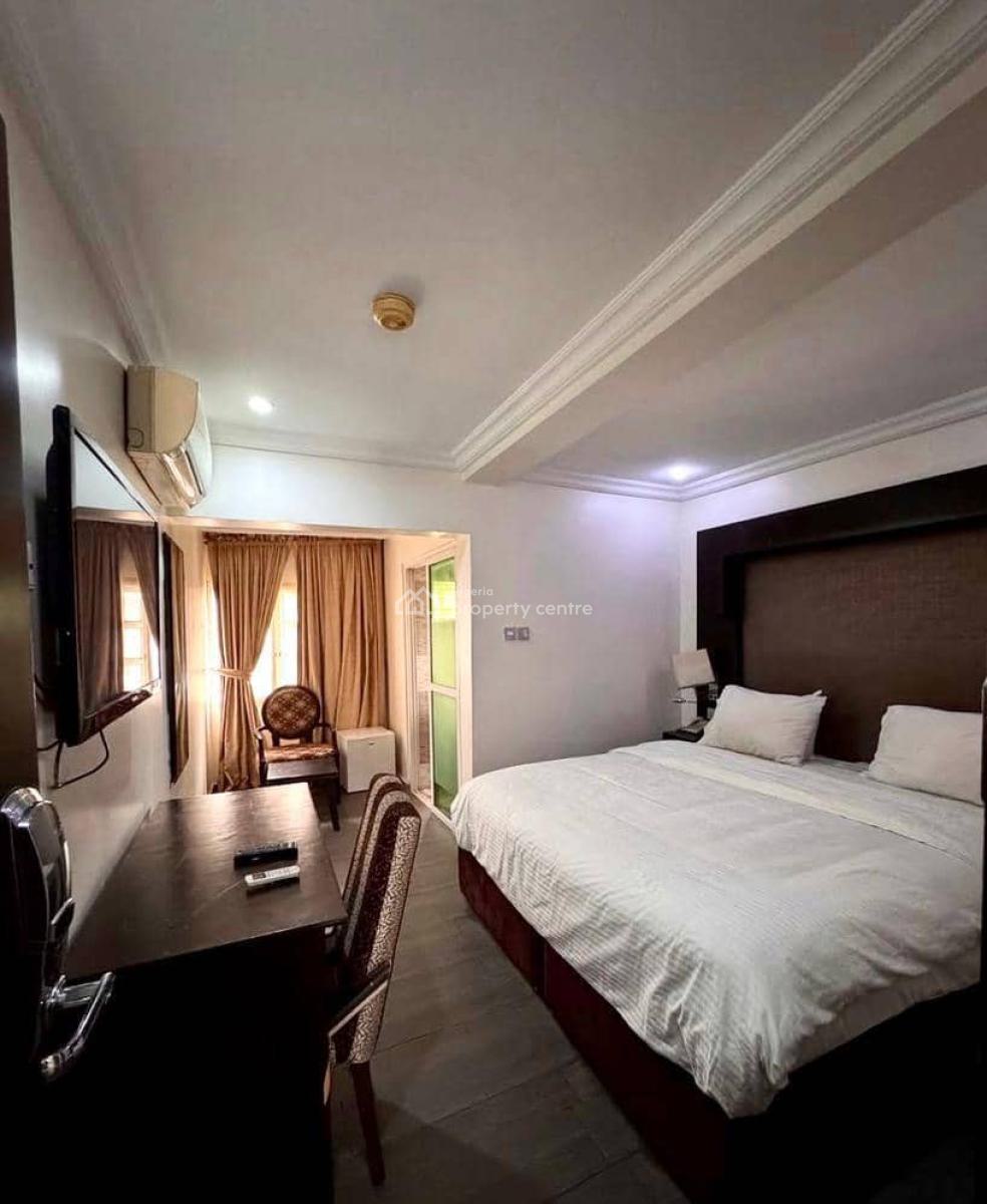 Super Fast R O I on This Massive Building  with Pool, Gym and B Q, Lekki Phase 1, Lekki, Lagos, Hotel / Guest House for Rent