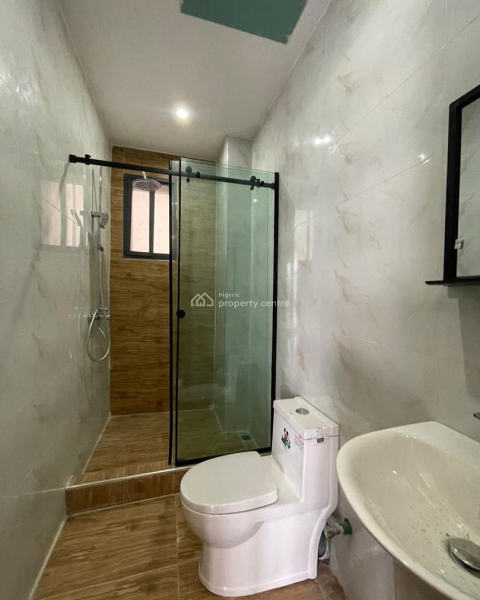 Exclusive Spacious 2 Bedroom Apartment with Elevator and Gym, Lekki Phase 1, Lekki, Lagos, Block of Flats for Sale