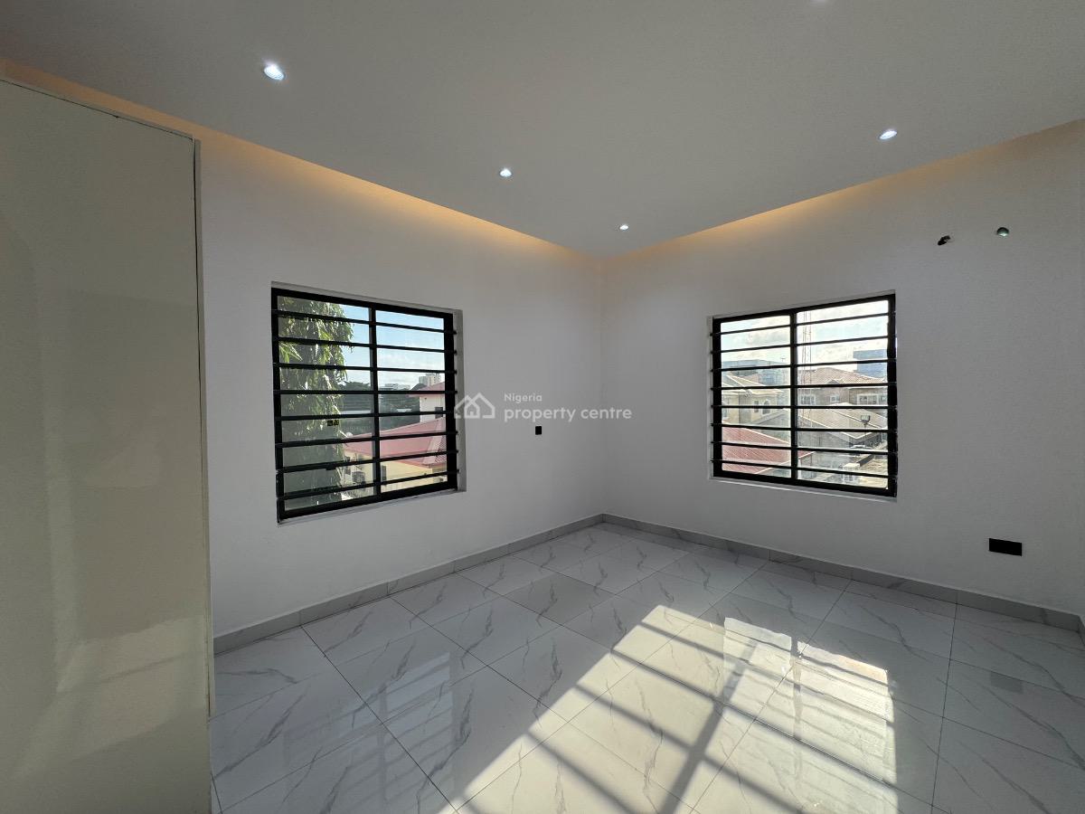 Spacious 2/3bedroom Apartment, Lekki Phase 1, Lekki, Lagos, Flat / Apartment for Sale